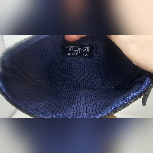 Tumi Delta Grey Vinyl Canvas Zip Top Small Make up Cosmetic Toiletry Travel Bag - Picture 6 of 10